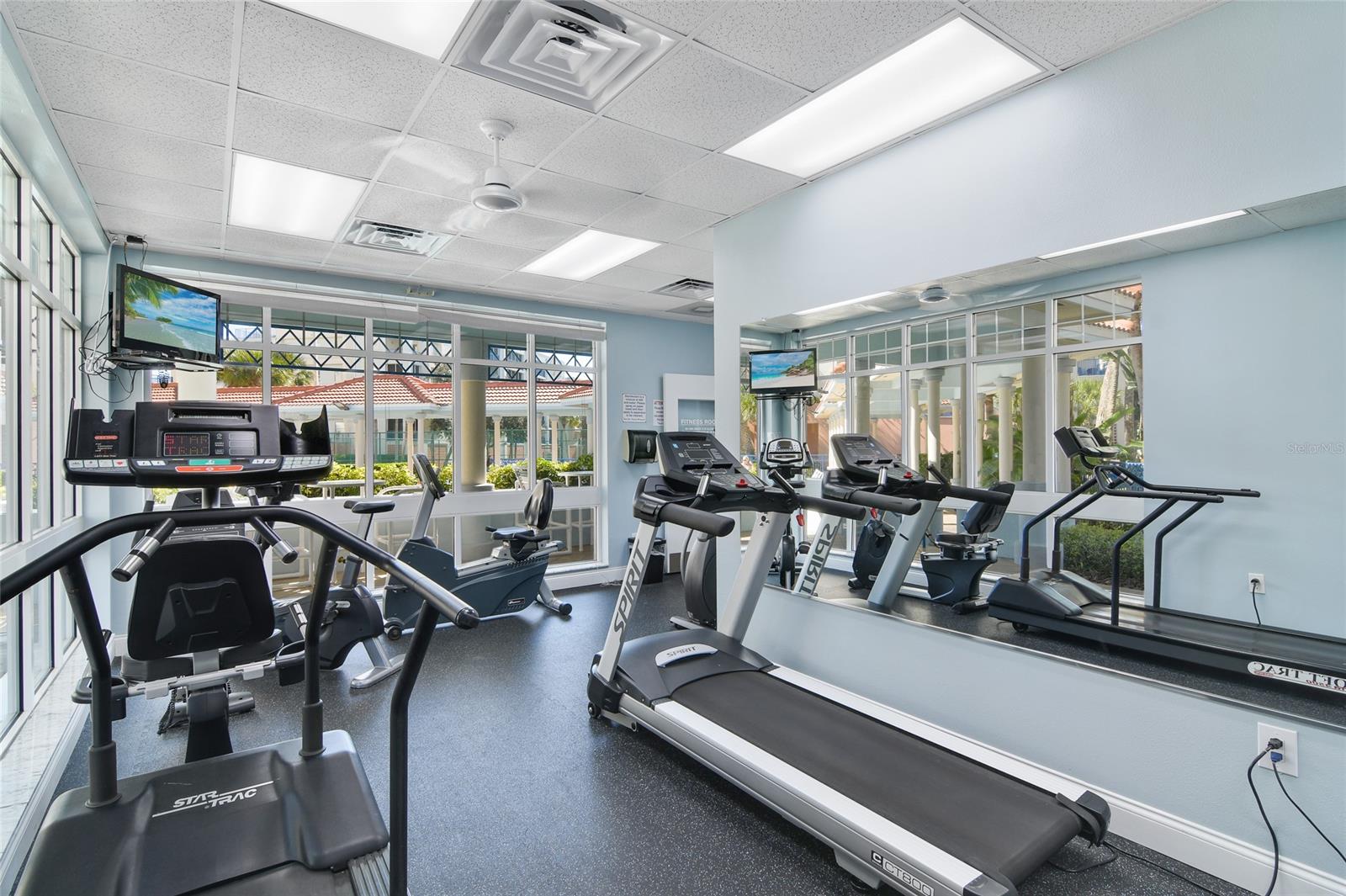 FITNESS ROOM.