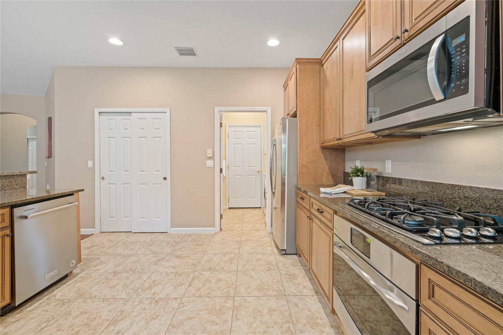 Kitchen w/ spacious closet pantry &amp; stainless steel appliances