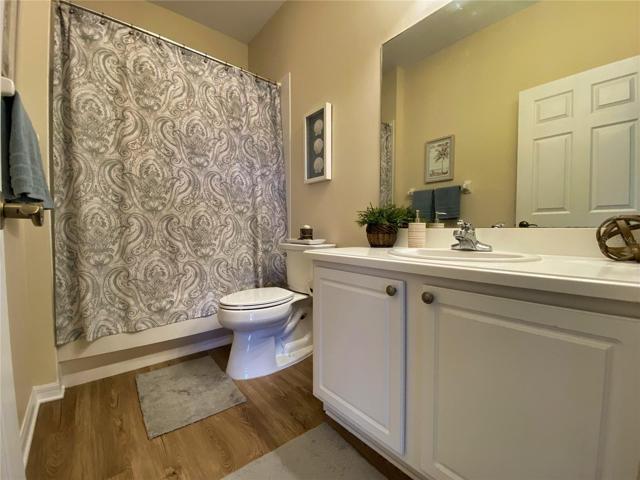 Guest Bathroom. Shower/Tub Combo