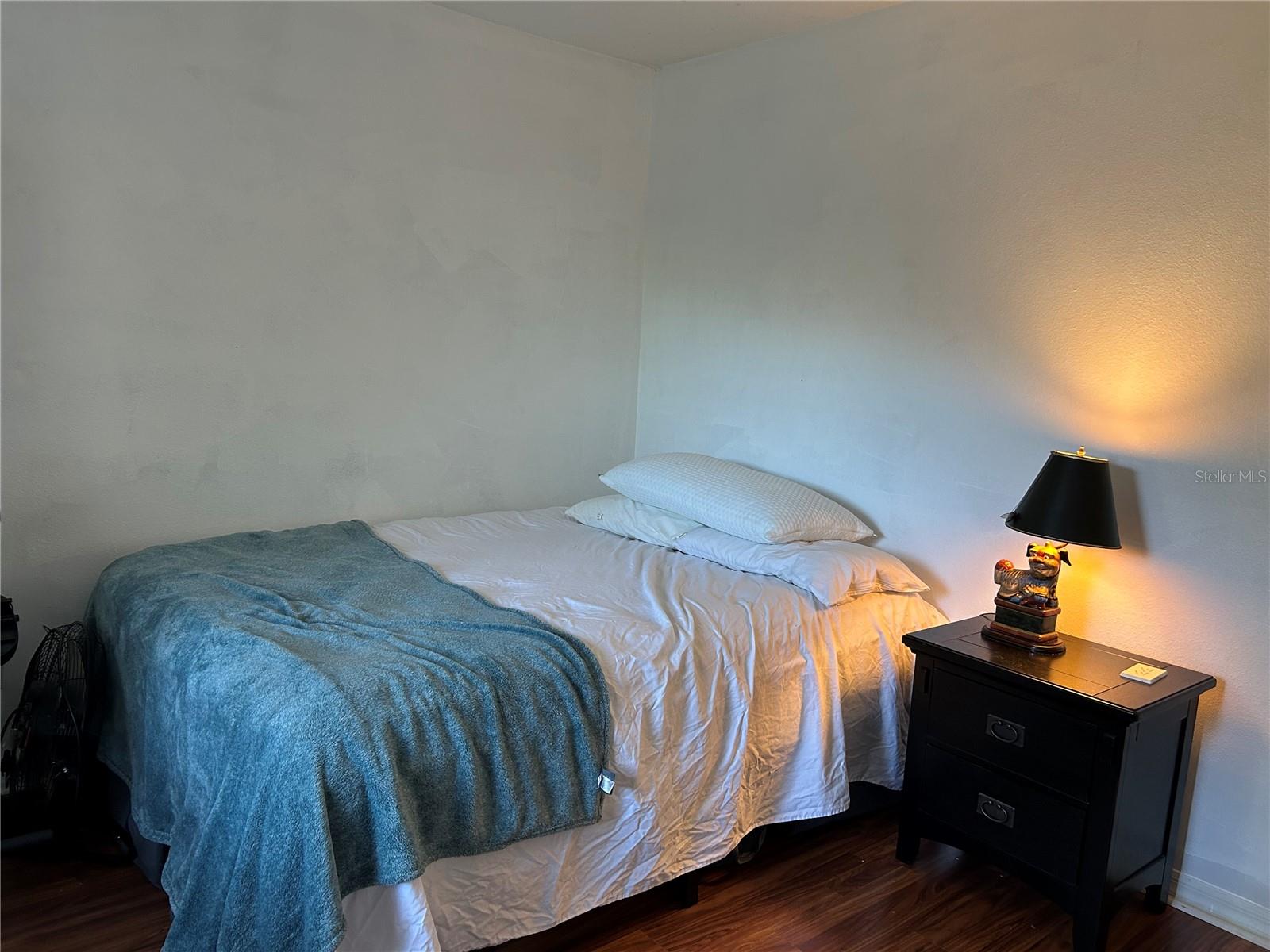 Secondary bedroom.