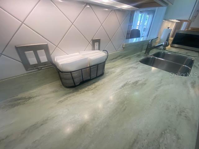 SEAMLESS SOLID SURFACE COUNTERS