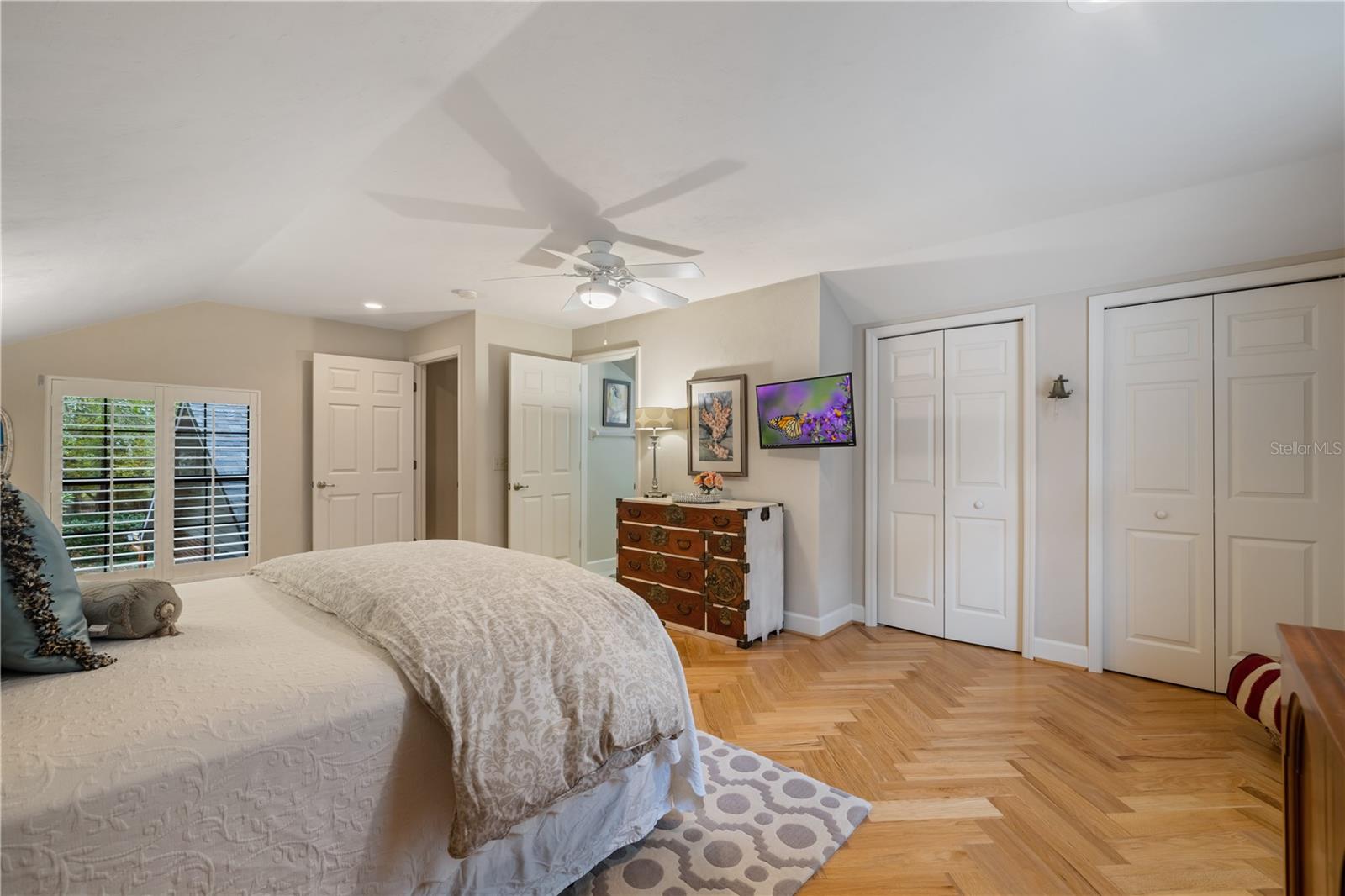 upstairs guest room with en-suite
