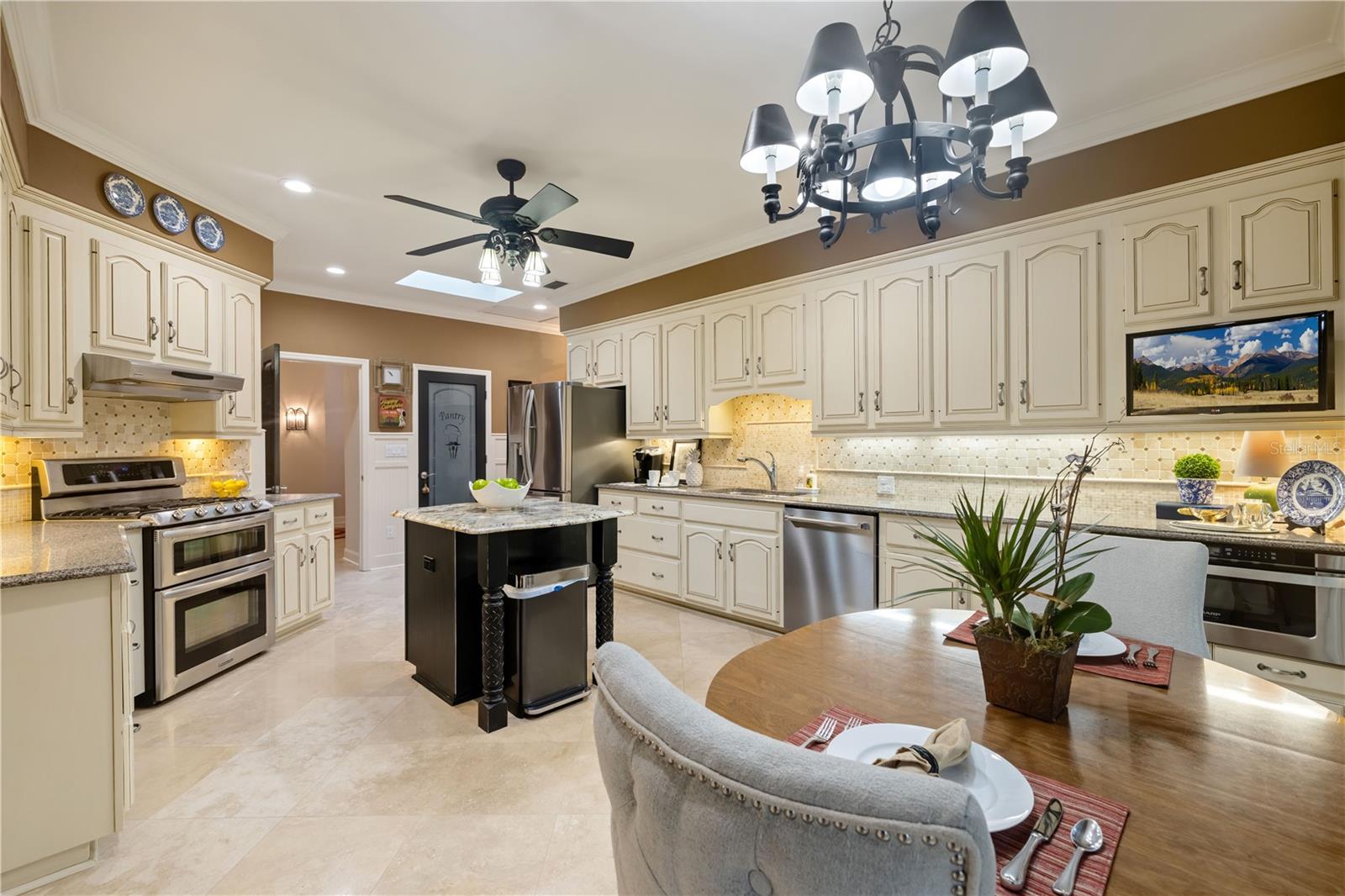 eat-in kitchen with island