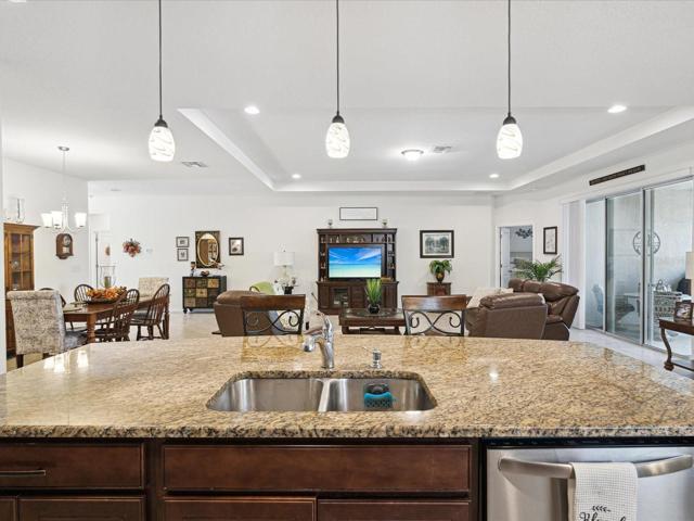 Kitchen Island w Breakfast Bar