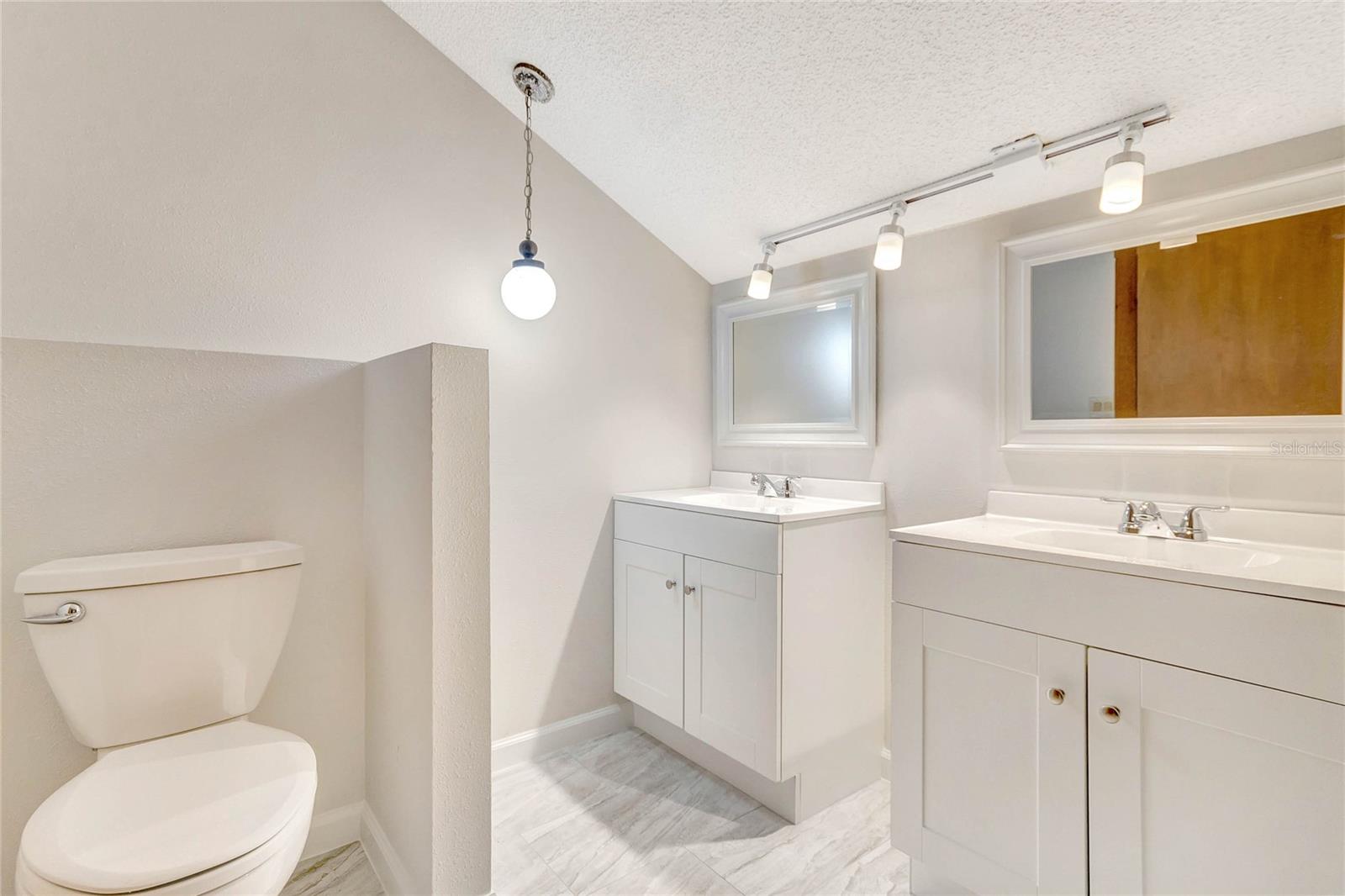 Newly remodeled primary bathroom!