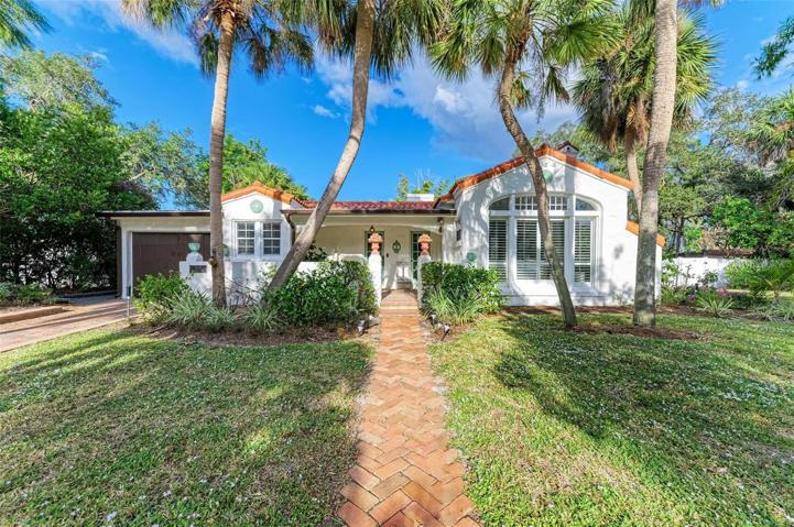 Welcome to Historic Hibiscus Cottage located in the charming neighborhood of Whitfield Estates.