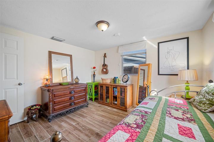 2nd/Guest Bedroom.