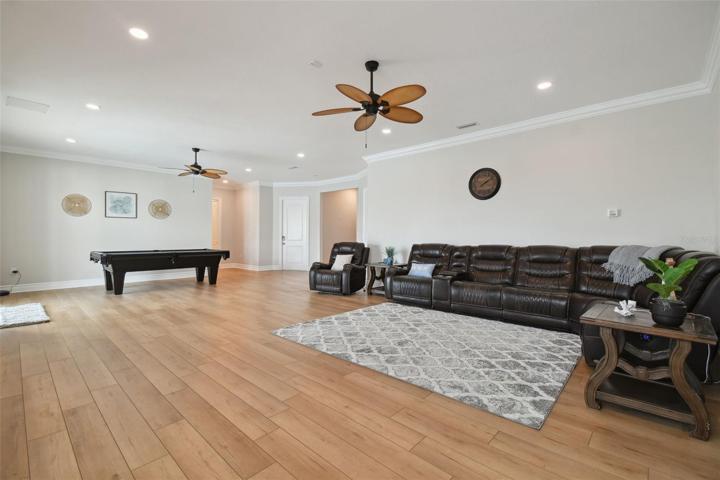 Huge bonus room with an extra bedroom and bathroom