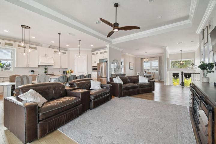 Stunning Open family room, kitchen combo