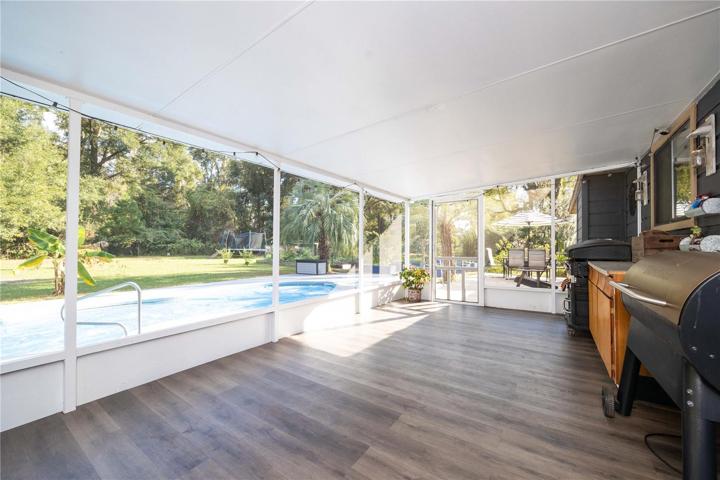 SCREENED IN BACK PATIO