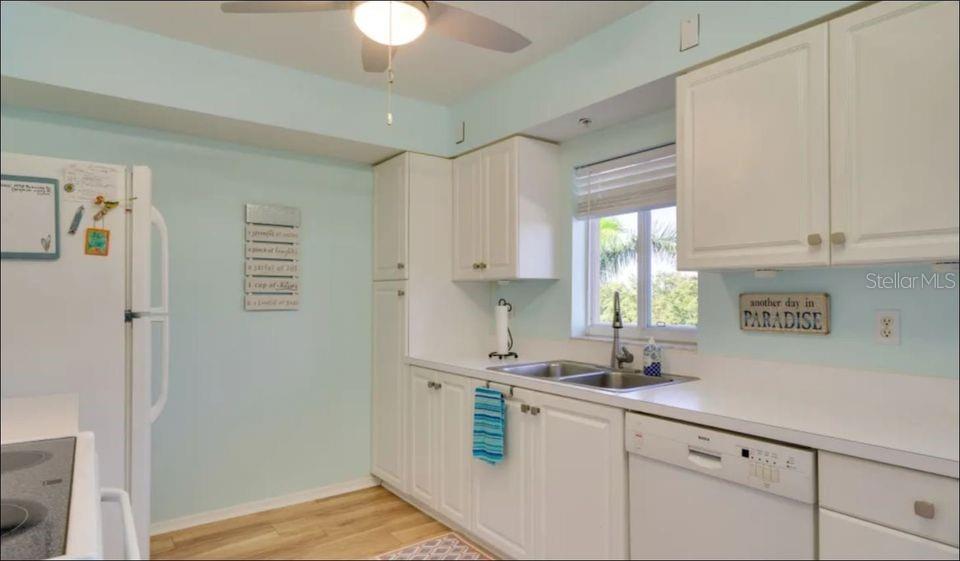 large eat-in kitchen