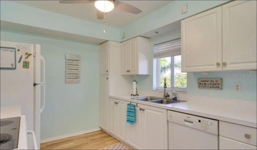 large eat-in kitchen