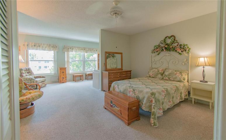Spacious bedroom w/office/Florida room