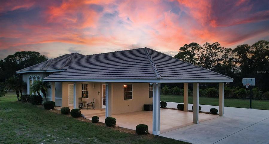 The lovely detached private guest cottage.