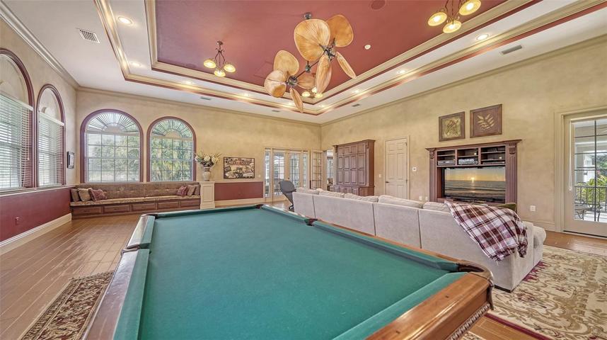 The 1,000+ sf recreation room.
