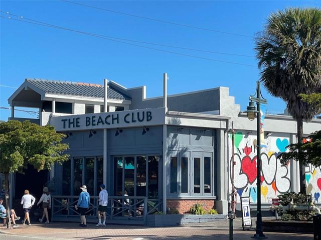 FAMOUS BEACH CLUB