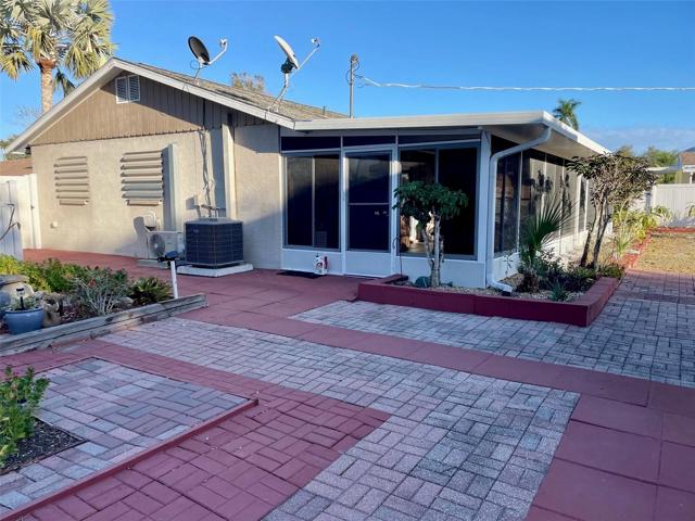 LARGE SIDE YARD