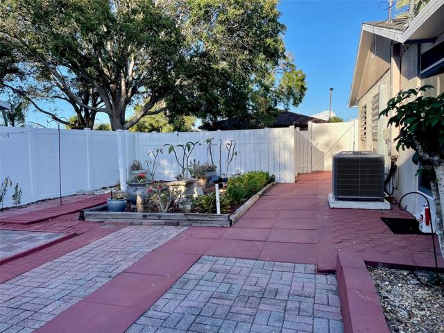 LARGE SIDE YARD GARDEN