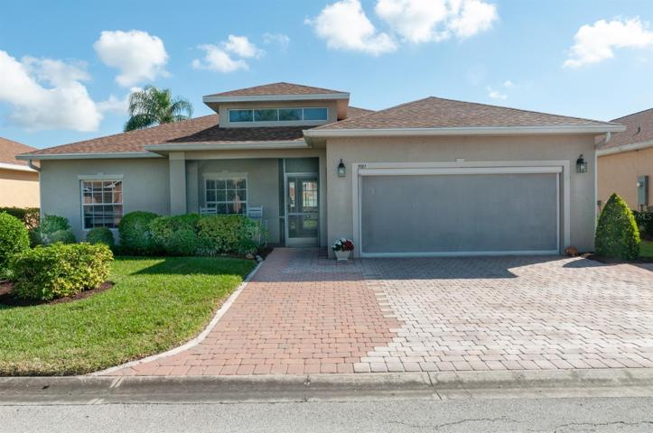 This outstanding Hemingway floor plan home is located on the 17th fairway of Lake Ashton's West Course.