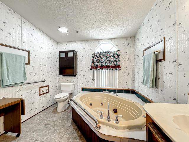 Lots of space in this ensuite bathroom