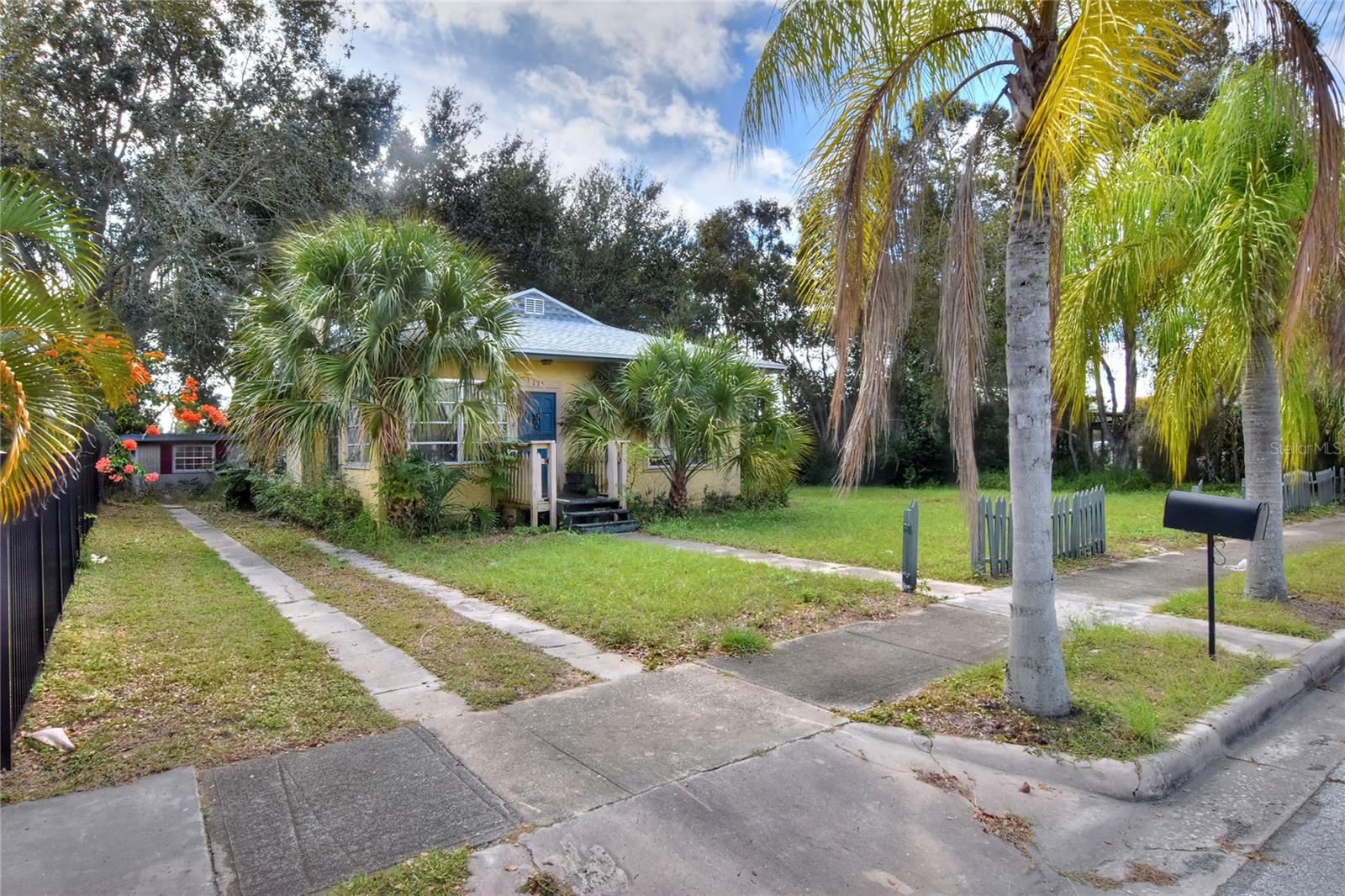 135 E Pierce St adjoining parcel available.