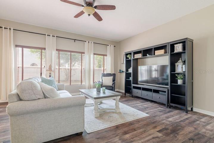 Family room with plenty of light and open concept
