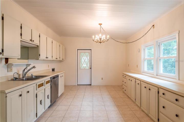 Bonus Laundry / Kitchen overflow / entertaining area