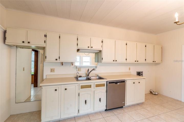 Bonus Laundry / Kitchen overflow / entertaining area