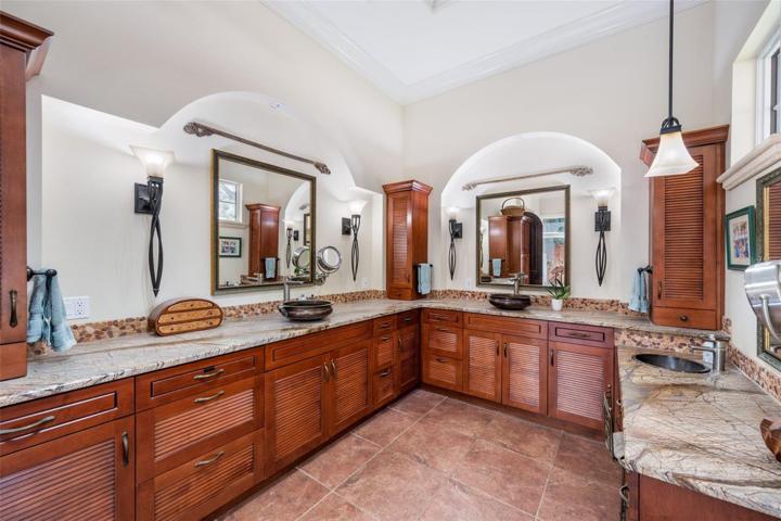 Other view of the master bathroom : stunning !