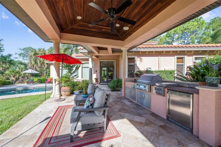 More views of this indoor and outdoor Paradise !!