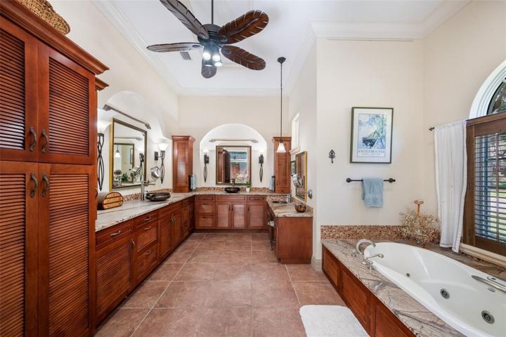 Master bathroom, double sink plus extra sink, Maax jetted tub, huge shower !