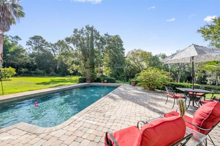 Pool to small part of the fully private yard !