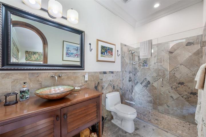 Nice full bathroom, look at these finishes !!