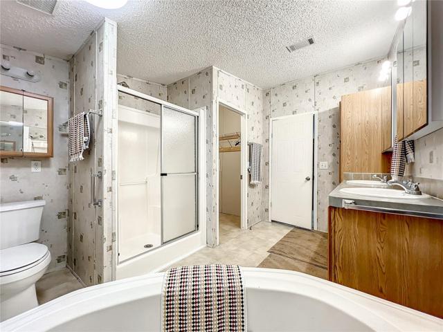 This master bathroom has a great set up
