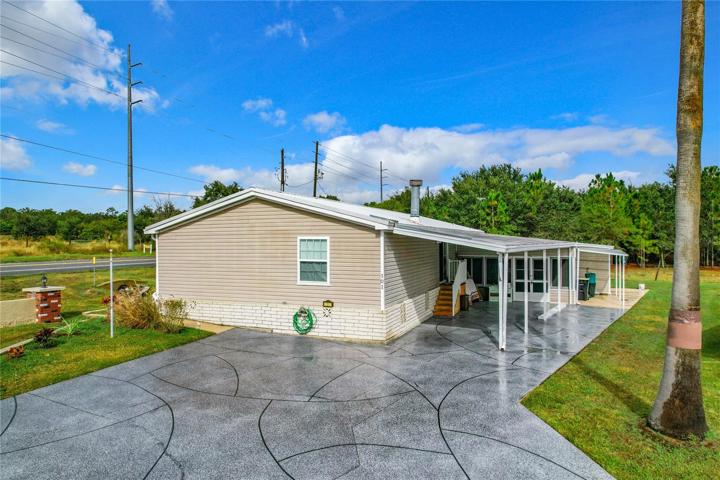 Large driveway with plenty of parking space