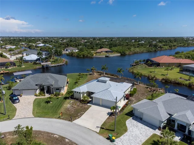 Gorgeous view of intersecting canals!