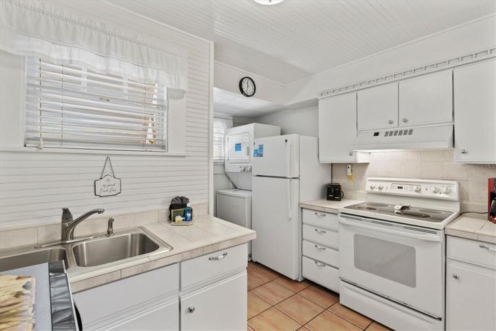 Kitchen has stack washer/dryer