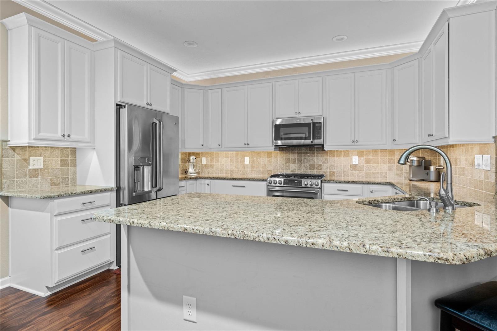 Kitchen w/ above &amp; undermount cabinet lighting