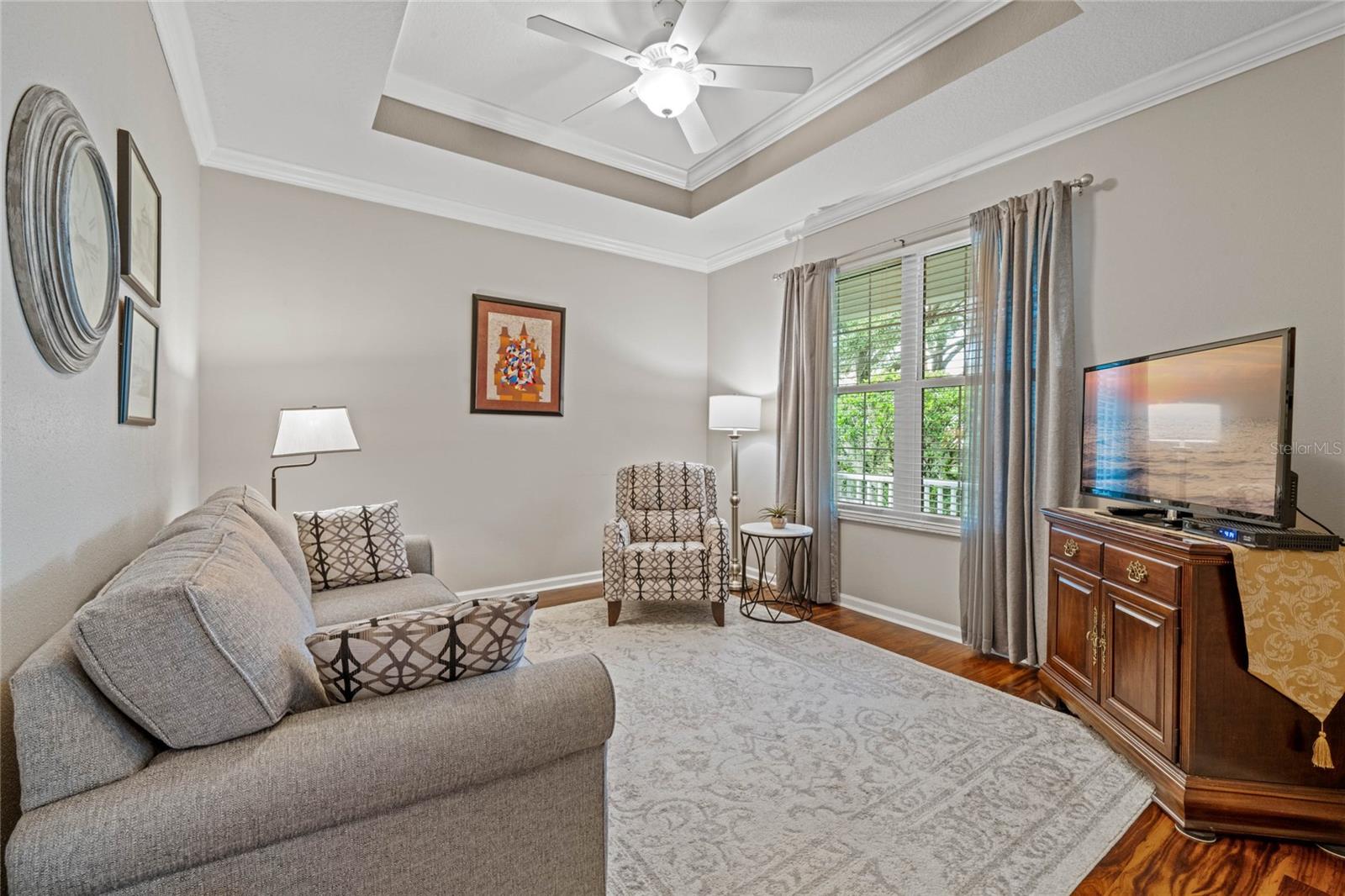 13'6" x 12' Dining Room w/ tray ceiling, crown molding &amp; a ceiling fan