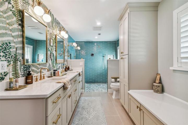 Adjoining ensuite bathroom
