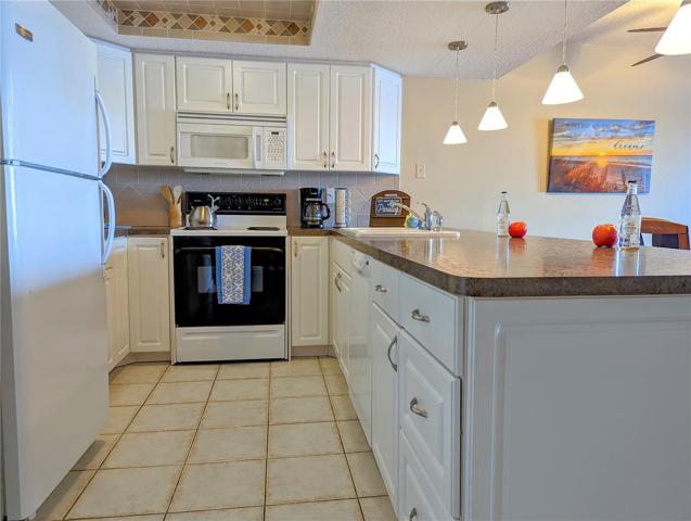 Kitchen / Breakfast Bar