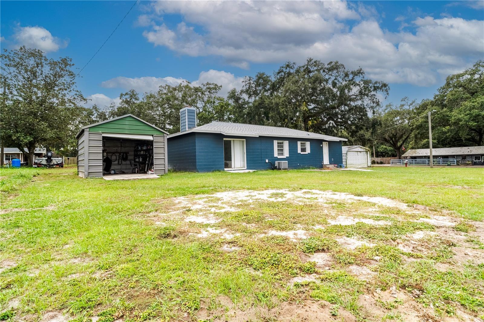 Huge lot - Backyard