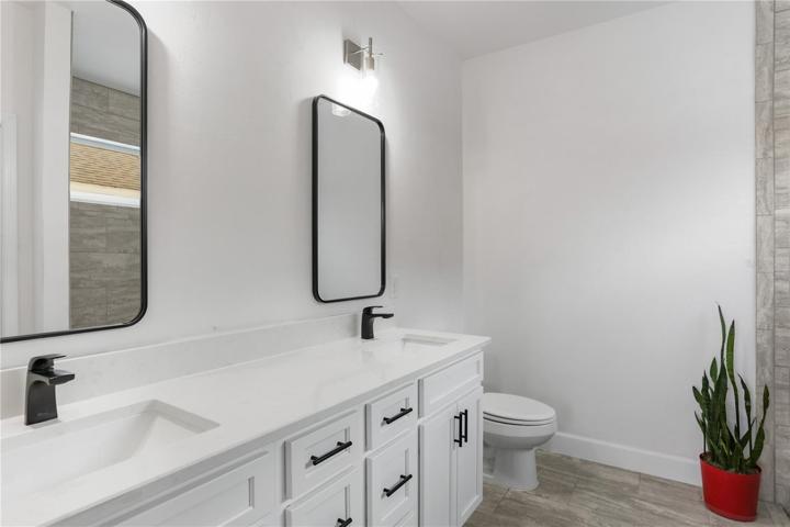dual vanity w/ marble countertops.
