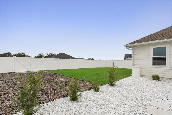 Double gate and mulched area: perfect spot to hide a trailer or park an additional vehicle.