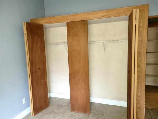 Bed 2 closet