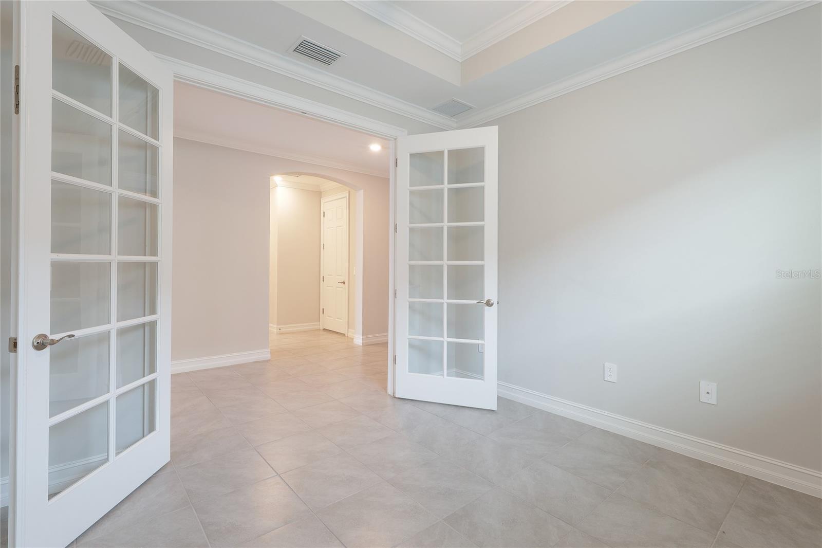 great size office/den/playroom