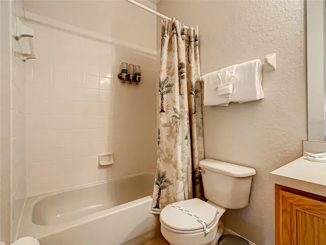 En-Suite bathroom for lockoff unit
