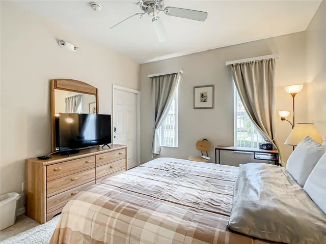 Lockoff unit with private entrance