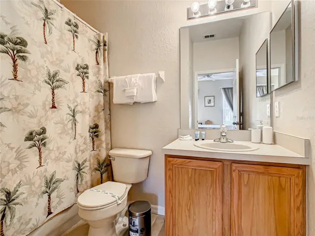 En-Suite bathroom for lockoff unit