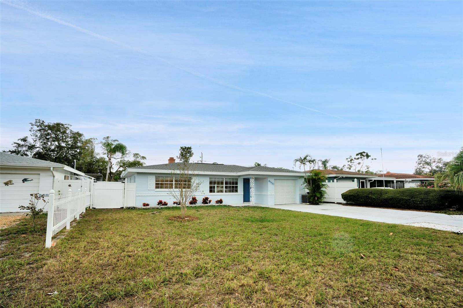 Huge back yard, fully fenced.